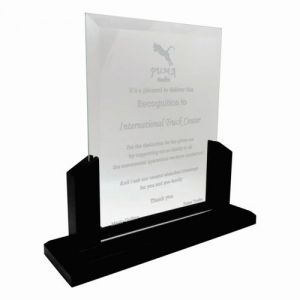 RECONOCIMIENTO GRANDE  DE CRISTAL RECTO DE 6 MM.  BISELADO MEDIDA 29 X 27.6 CM CON IMPRESIÓN SHINE COLOR EN LA LAMINA CON MEDIDA 14.6 X 20 CM  Y BASE DE MADERA SENCILLA   NEGRA